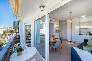 Outdoor dining - Cozy apartment in Naciones with beautiful view (Benalmádena)