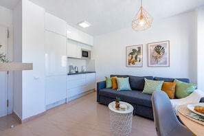 A modern apartment with a kitchen, living area, and dining space. - Cozy apartment in Naciones with beautiful view (Benalmádena)