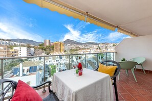 Outdoor dining - Elegant apartment 1 min from the beach (Arroyo de la Miel)