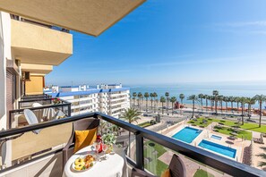 Outdoor dining - Renovated Apartment with beautiful views in aloha (Benalmádena)