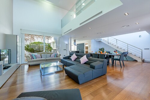 Modern villa in Playamar for 10