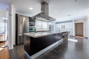 Kühlschrank, Mikrowelle, Ofen, Geschirrspüler