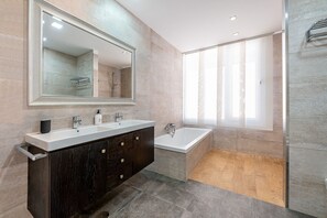 Shower, hair dryer, towels - Modern villa in Playamar for 10 (Torremolinos)