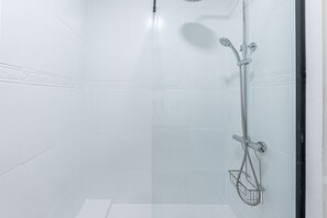 Dusche, Haartrockner, Handtücher