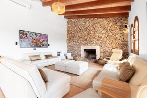TV, fireplace - Villa 'Ca'n Cristofal' with Mountain View, Wi-Fi and Air Conditioning (Illes Balears)