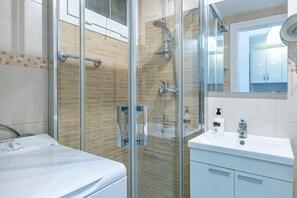 Dusche, Haartrockner, Handtücher
