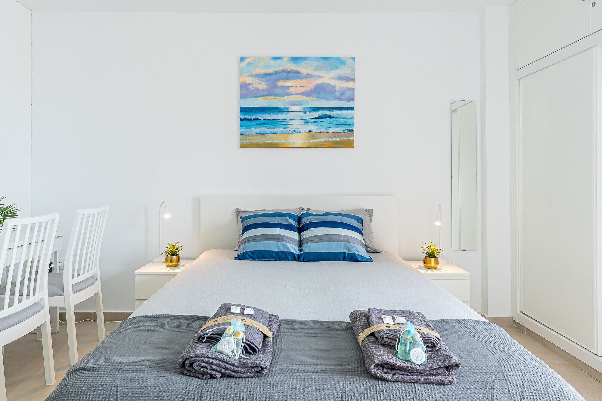Een strijkplank/strijkijzer, gratis wifi, beddengoed