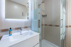 Douche, sèche-cheveux, serviettes fournies