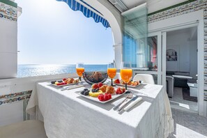Outdoor dining - Cozy apartment for 5 in front of the sea (Benalmádena)