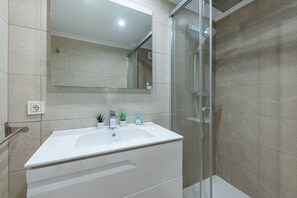 Shower, hair dryer, towels - LAPAELLA- Modern apartment in first line of the beach (Torremolinos)