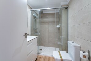 Bathroom - Modern apartment on the first line of playamar (Torremolinos)