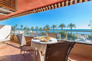 Outdoor dining - Modern apartment on the first line of playamar (Torremolinos)