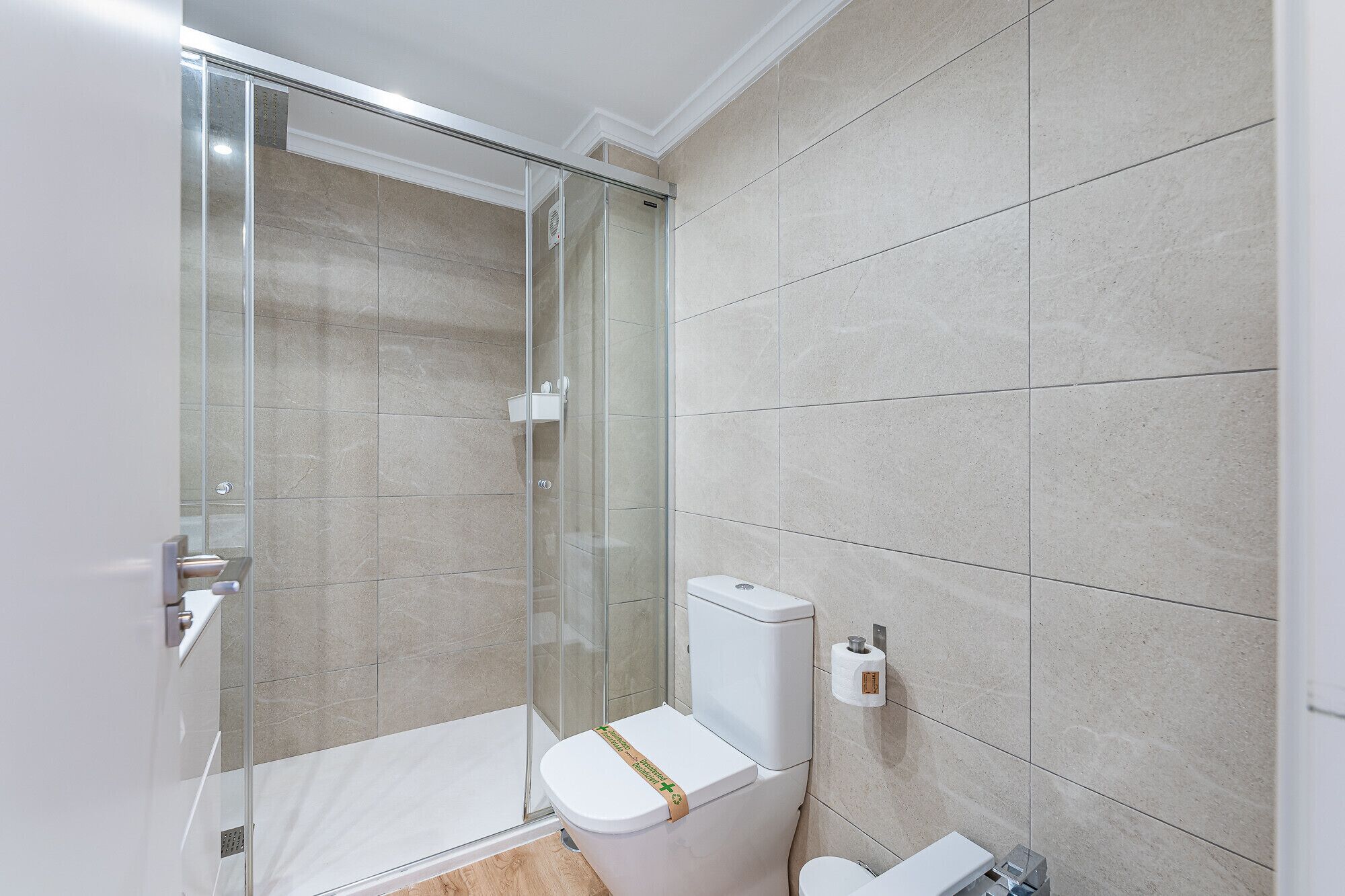 Een douche, een haardroger, handdoeken