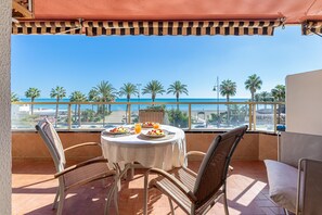 Outdoor dining - Modern apartment on the first line of playamar (Torremolinos)