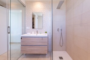 Shower, hair dryer, towels - Modern apartment with beautiful views (La Cala de Mijas)