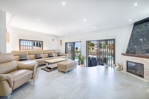 TV, fireplace - Stylish Villa in Benalmadena for 10 people (Benalmádena)
