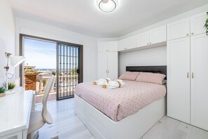Iron/ironing board, free WiFi, bed sheets - Stylish Villa in Benalmadena for 10 people (Benalmádena)