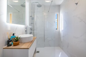Dusche, Haartrockner, Handtücher