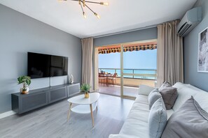 TV - LAPAELLA 2- Contemporary oceanfront apartment (Torremolinos)