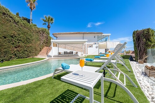 Villa with swimming pool jacuzzi and beautiful views