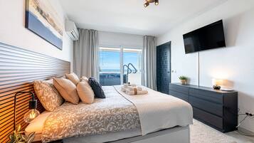 Tabla de planchar con plancha, wifi gratis y ropa de cama