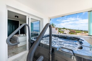 Indoor spa tub