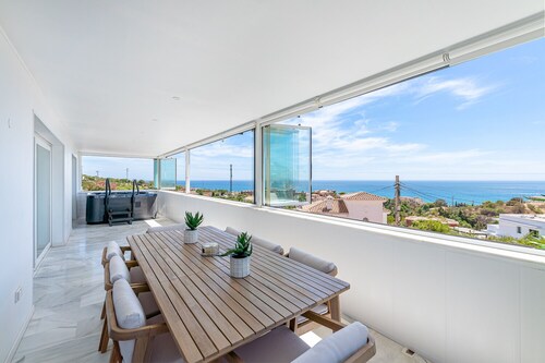 Villa with swimming pool jacuzzi and beautiful views