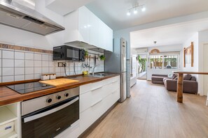 Fridge, microwave, oven, coffee/tea maker - PLAYAMAR HOUSE 5 MIN FROM THE BEACH (Torremolinos)