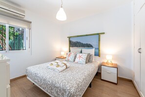 Tabla de planchar con plancha, wifi gratis y ropa de cama 