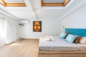 Tabla de planchar con plancha, wifi gratis y ropa de cama 