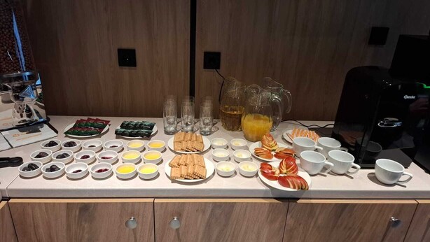 Un buffet de petit-déjeuner proposant une variété d'aliments et de boissons.