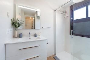Dusche, Haartrockner, Handtücher