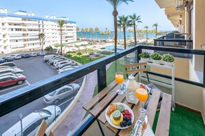 Outdoor dining - Cozy studio in Aloha (Benalmádena)