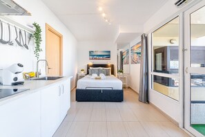 Fridge, microwave, coffee/tea maker, electric kettle - Cozy studio in Aloha (Benalmádena)
