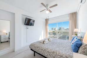 Iron/ironing board, free WiFi, bed sheets - Apartment 2 min from the beach with large terrace (Benalmádena)