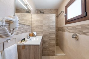Dusche, Haartrockner, Handtücher