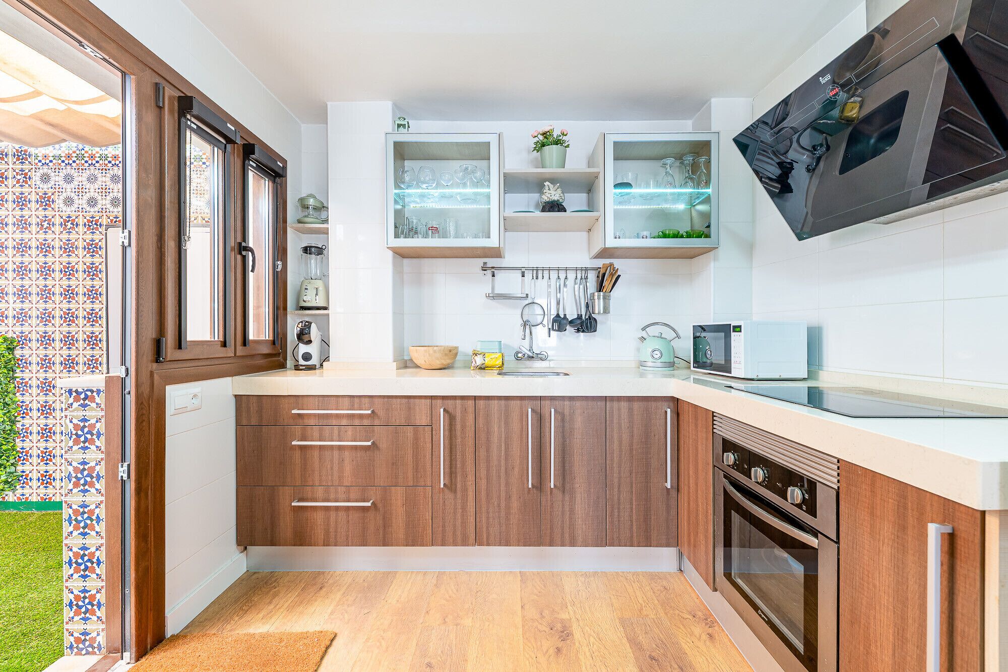 Fridge, microwave, oven, coffee/tea maker