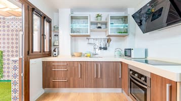 Fridge, microwave, oven, coffee/tea maker