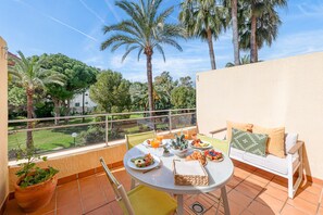 Outdoor dining - SHERVIN - Cozy studio with garden view (Benalmádena)
