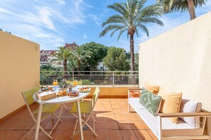 Outdoor dining - SHERVIN - Cozy studio with garden view (Benalmádena)
