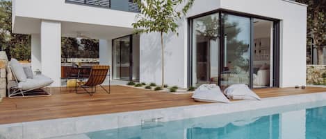 Outdoor pool, a heated pool