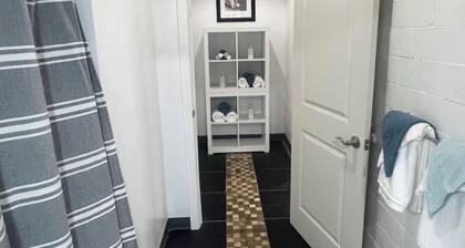 Steps to downtown Penn Yan, pet & family friendly 2BR! Board games galore!