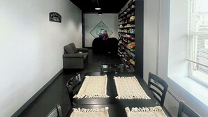 Une salle de conférence équipée d’une table, de chaises, d’un canapé et d’une bibliothèque.
