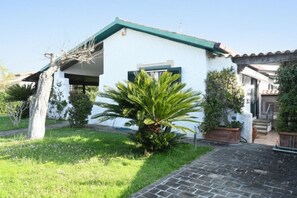 Property grounds - P090 - Porto Recanati, a wonderful villa in a residential complex with a swimming pool. (Porto Recanati)