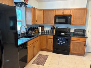 Private kitchen - Charming 2-bedroom house in beautiful Clearwater with AC washer dryer (Clearwater)