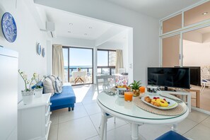TV - Studio in aloha with front ocean view (Benalmádena)