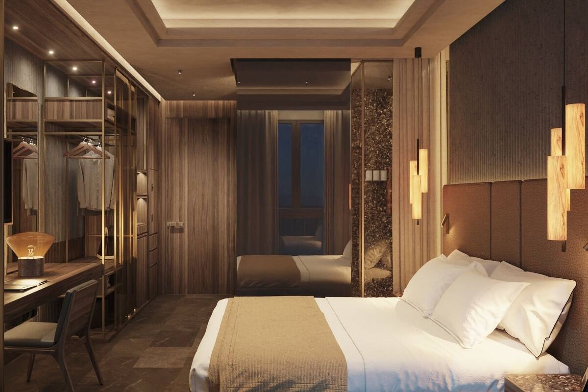Une chambre d’hôtel moderne équipée d’un lit, d’un bureau et d’une armoire.