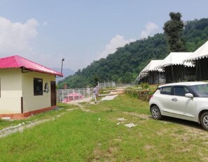 Property grounds - Kedarnath Eco Resort  (Guptkashi)