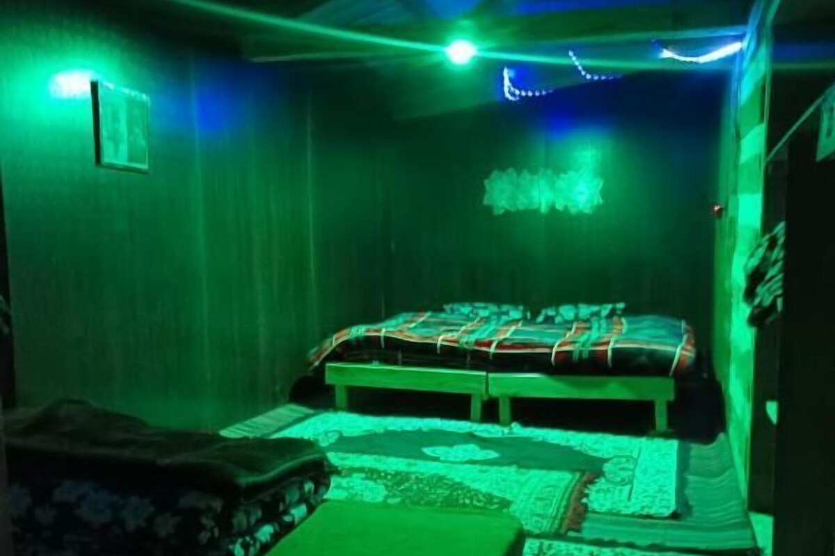 Une pièce comprenant un lit, un banc et un tapis à motifs.