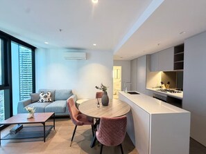 Living area - 2BR/2BA Urban Sanctuary: Views from 33rd Flr (Melbourne)